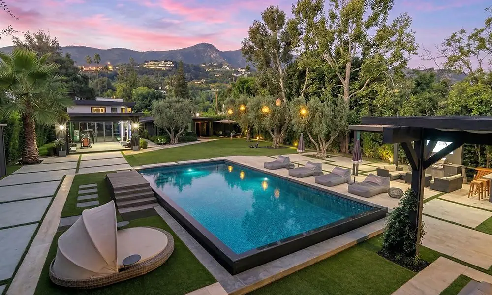 Modern Above Ground Pool with Zycore Interior